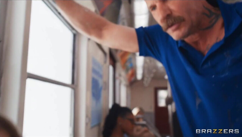 Angel Youngs si fa scopare su un treno - pompino - sesso - pawg