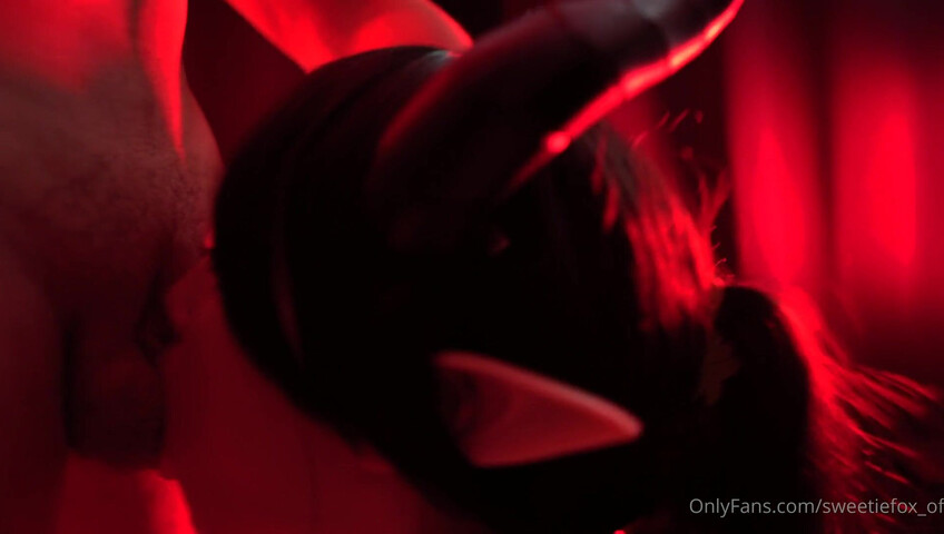 Une renarde diaboliquement sexy se fait baiser dans une chambre rouge - fellation - sexe - baise - américaine - fellation américaine