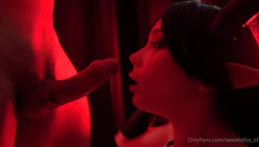 Une renarde diaboliquement sexy se fait baiser dans une chambre rouge - fellation - sexe - baise - américaine - fellation américaine