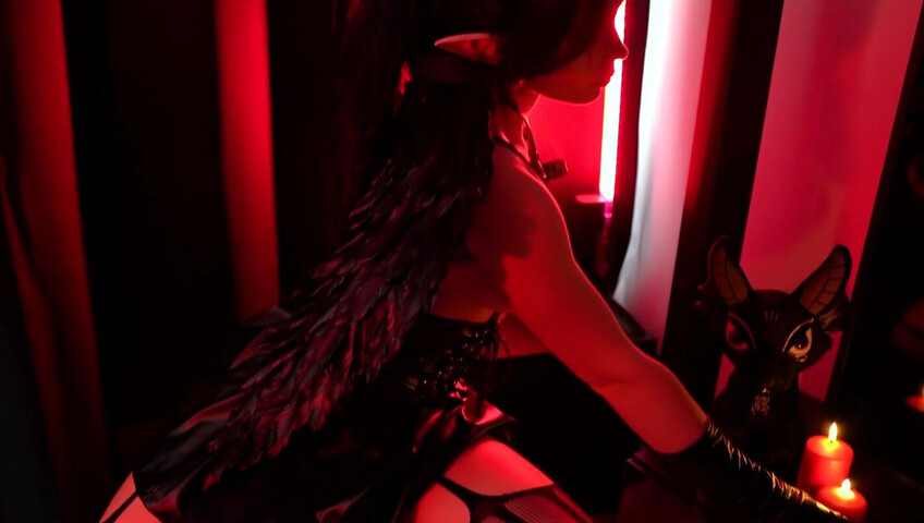 Une renarde diaboliquement sexy se fait baiser dans une chambre rouge - fellation - sexe - baise - américaine - fellation américaine