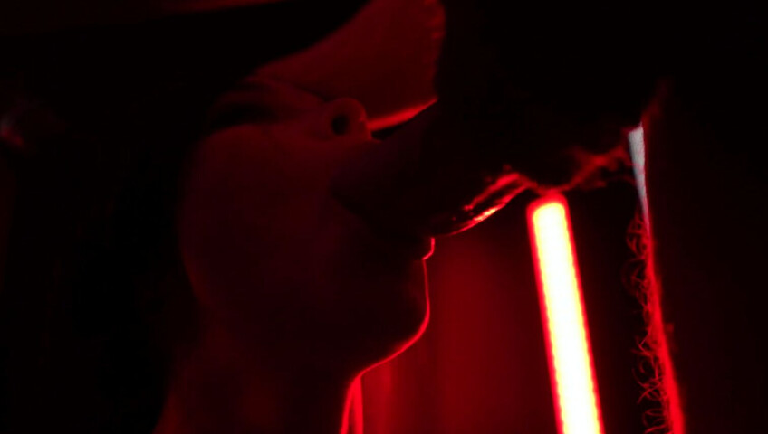 Une renarde diaboliquement sexy se fait baiser dans une chambre rouge - fellation - sexe - baise - américaine - fellation américaine