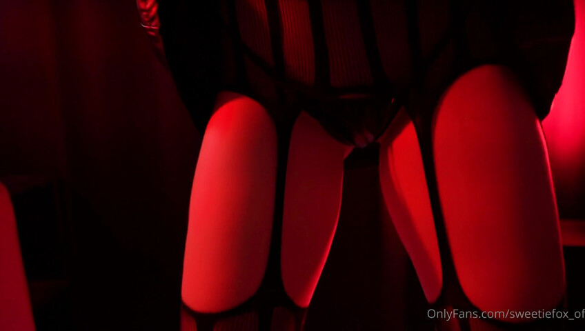 Une renarde diaboliquement sexy se fait baiser dans une chambre rouge - fellation - sexe - baise - américaine - fellation américaine