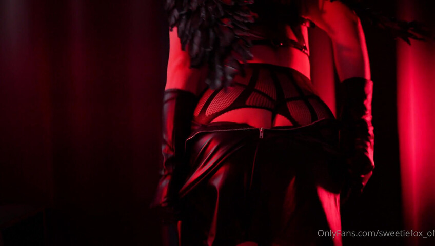 Une renarde diaboliquement sexy se fait baiser dans une chambre rouge - fellation - sexe - baise - américaine - fellation américaine