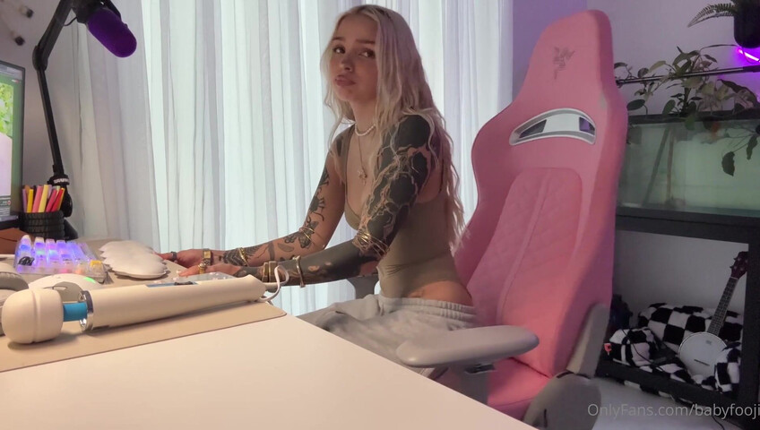 BabyFooji Masturbates While Watching 3D Porn - Masturbation - Blonde - OnlyFans - Toys - Tattoos - Solo - Pussy Rubbing - Vibrator - Dildo - Boobs