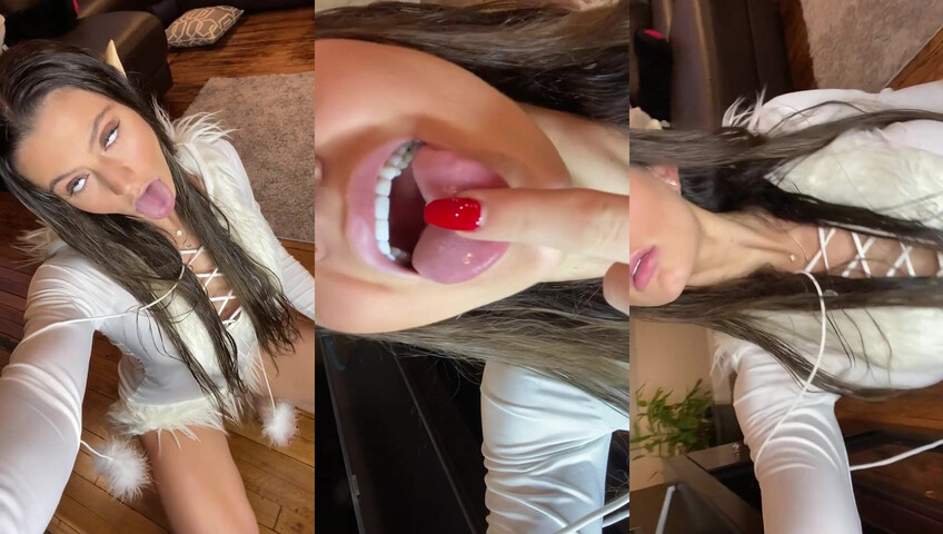 Elf Jakara Bella Licks Her Finger Seductively - Seduction - Sex - Ass - Big Boobs - Softcore - Sultry - Milkers - Licking - Ass Licking