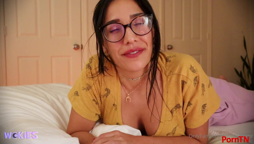 Wokies ASMR - Girlfriend helps you fall asleep