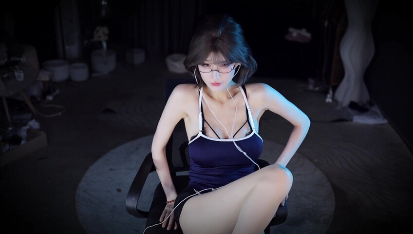 Zhang Aily - The girl who can't swim can only be trained hard