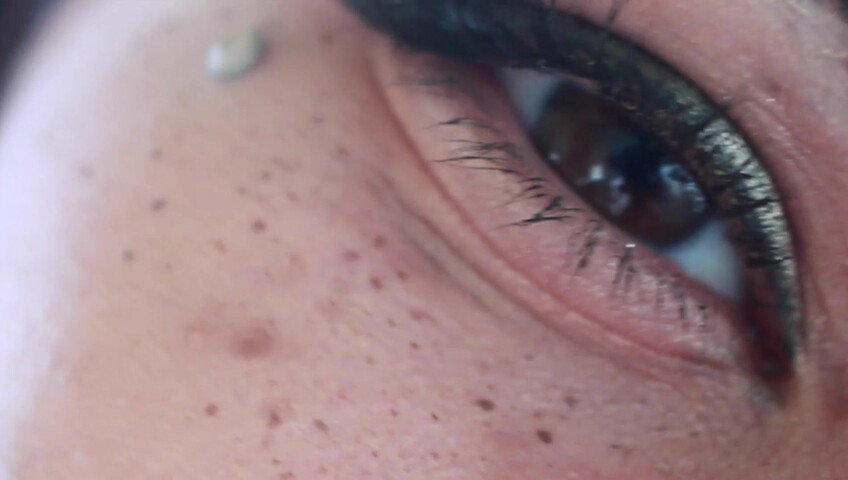 Zia XO - Womanizer ASMR - Dirty talk Close Up