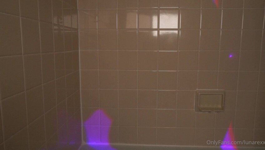 LunaRexx - Wet Vibrator Orgasm in Bath