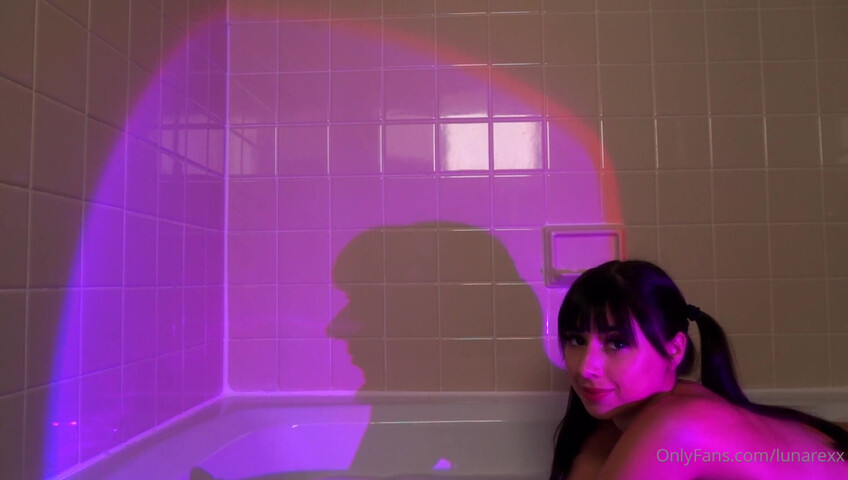 LunaRexx - Wet Vibrator Orgasm in Bath