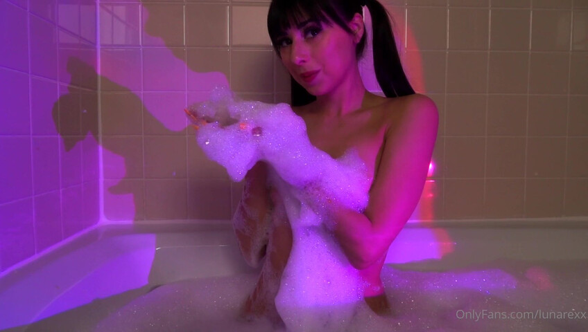 LunaRexx - Wet Vibrator Orgasm in Bath