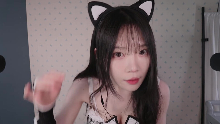 ASMR Nara - ASMR Look book with Switching Between Natural Voice and Falsetto​