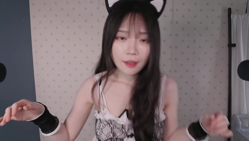 ASMR Nara - ASMR Look book with Switching Between Natural Voice and Falsetto​