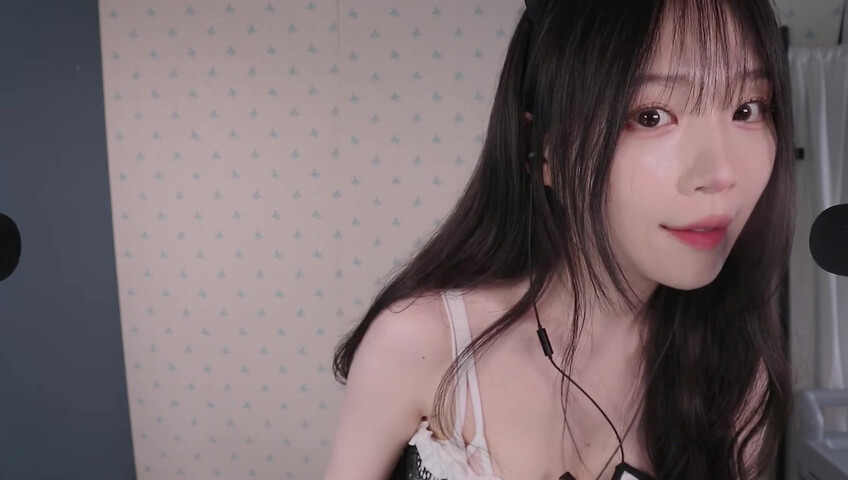 ASMR Nara - ASMR Look book with Switching Between Natural Voice and Falsetto​