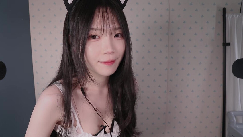 ASMR Nara - ASMR Look book with Switching Between Natural Voice and Falsetto​