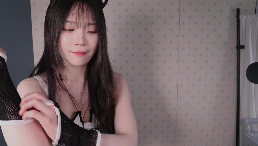 ASMR Nara - ASMR Look book with Switching Between Natural Voice and Falsetto​