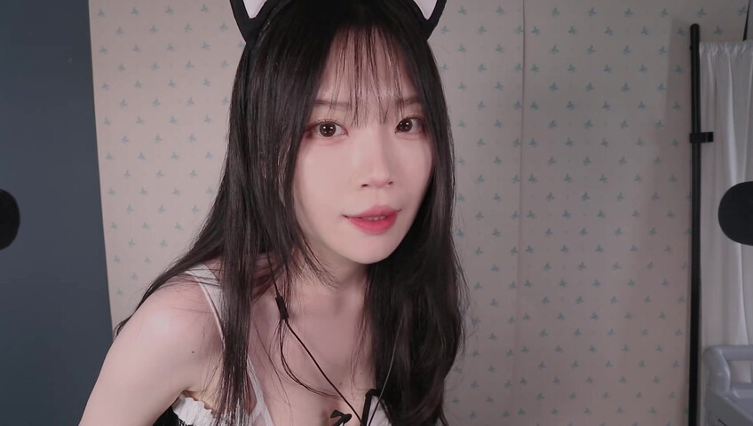 ASMR Nara - ASMR Look book with Switching Between Natural Voice and Falsetto​