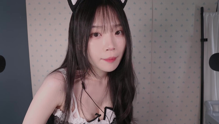 ASMR Nara - ASMR Look book with Switching Between Natural Voice and Falsetto​