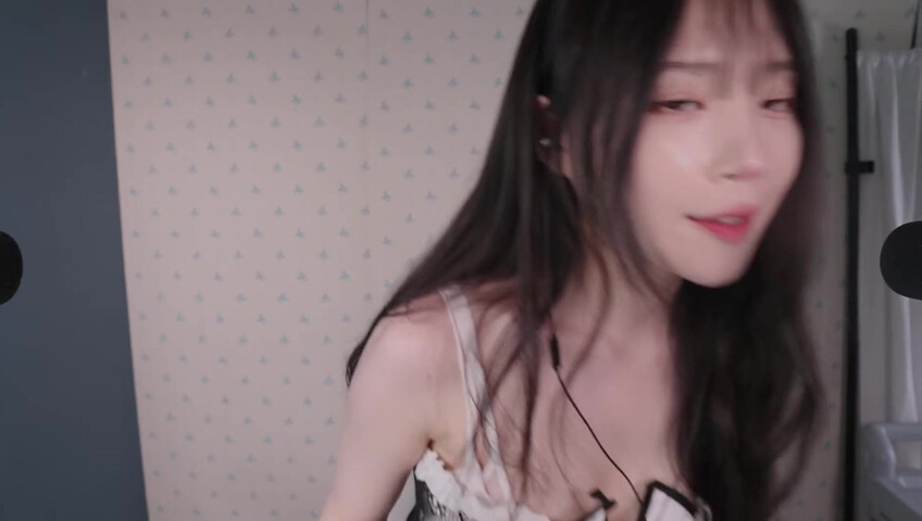 ASMR Nara - ASMR Look book with Switching Between Natural Voice and Falsetto​