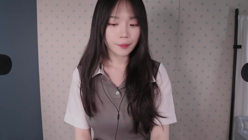 ASMR Nara - ASMR Look book with Switching Between Natural Voice and Falsetto​