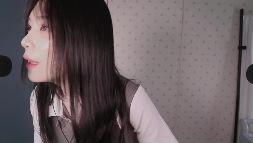 ASMR Nara - ASMR Look book with Switching Between Natural Voice and Falsetto​