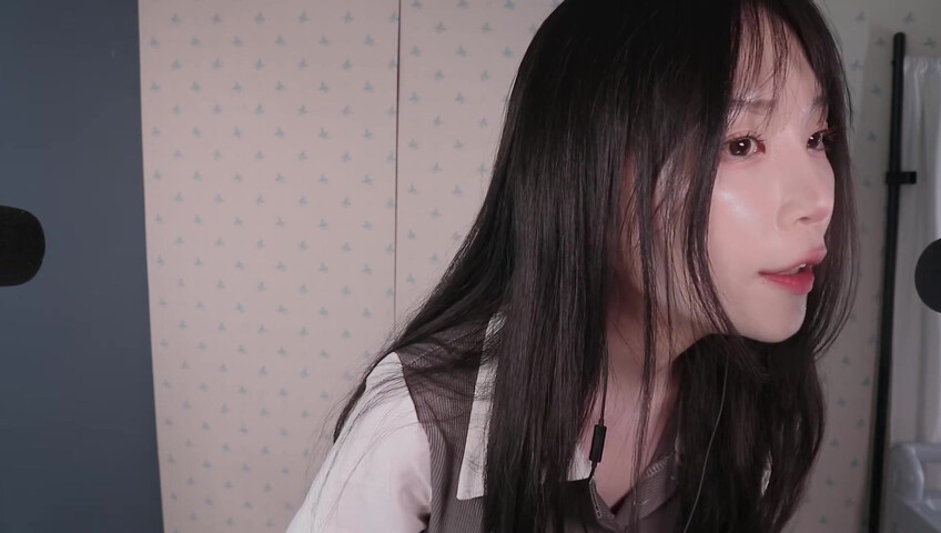 ASMR Nara - ASMR Look book with Switching Between Natural Voice and Falsetto​