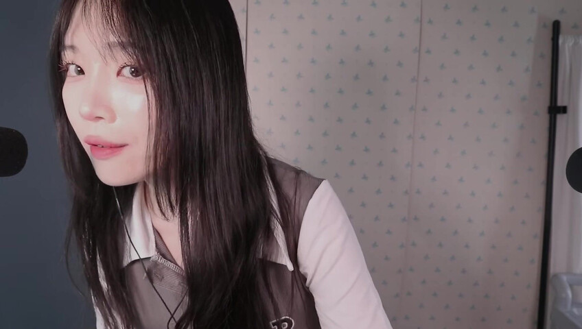 ASMR Nara - ASMR Look book with Switching Between Natural Voice and Falsetto​