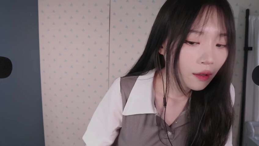 ASMR Nara - ASMR Look book with Switching Between Natural Voice and Falsetto​