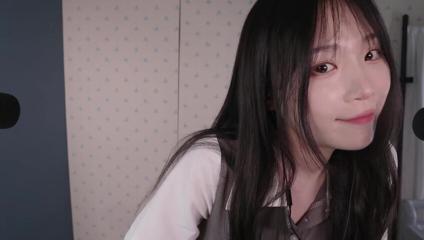 ASMR Nara - ASMR Look book with Switching Between Natural Voice and Falsetto​