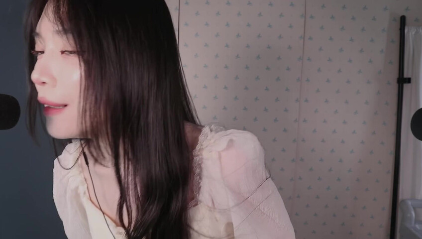 ASMR Nara - ASMR Look book with Switching Between Natural Voice and Falsetto​