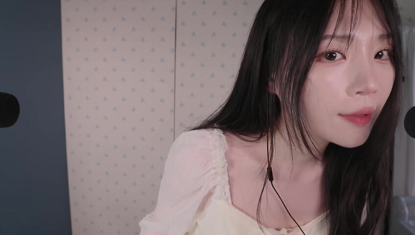 ASMR Nara - ASMR Look book with Switching Between Natural Voice and Falsetto​