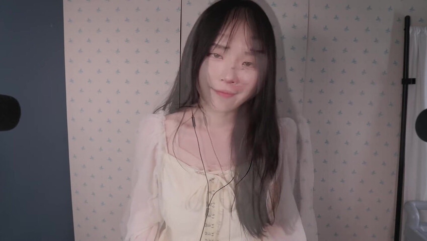 ASMR Nara - ASMR Look book with Switching Between Natural Voice and Falsetto​