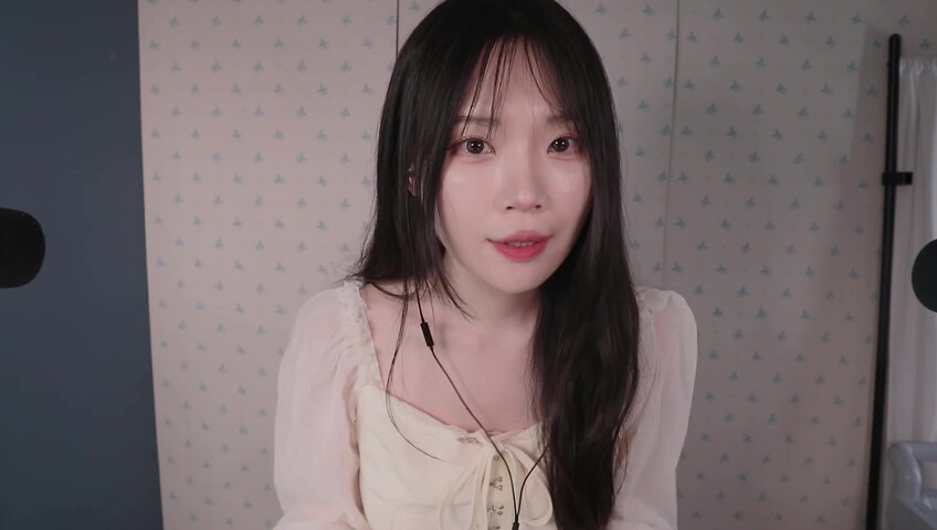 ASMR Nara - ASMR Look book with Switching Between Natural Voice and Falsetto​