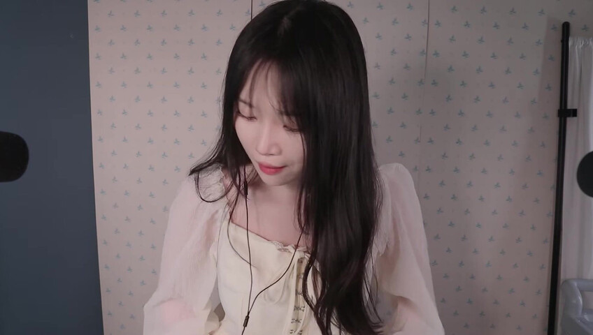 ASMR Nara - ASMR Look book with Switching Between Natural Voice and Falsetto​