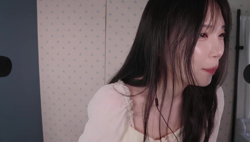 ASMR Nara - ASMR Look book with Switching Between Natural Voice and Falsetto​