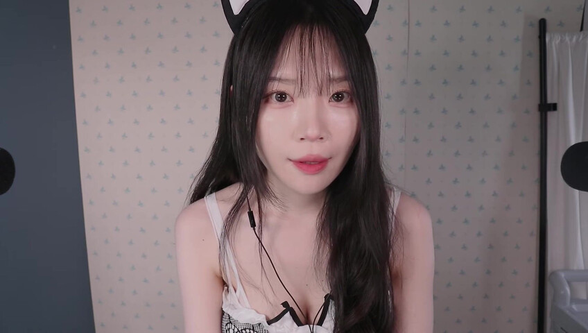 ASMR Nara - ASMR Look book with Switching Between Natural Voice and Falsetto​