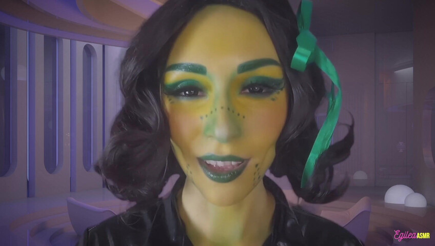 Egilea ASMR - Alien wife kisses you