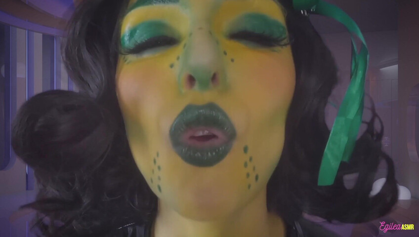 Egilea ASMR - Alien wife kisses you