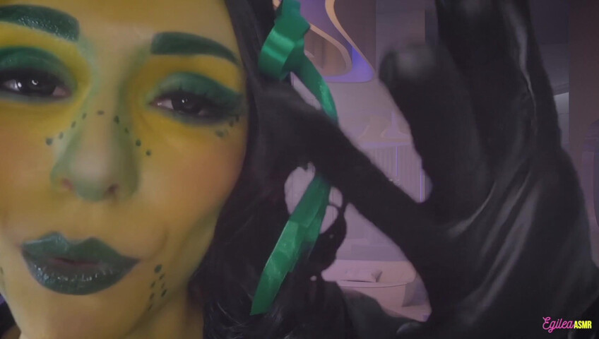 Egilea ASMR - Alien wife kisses you