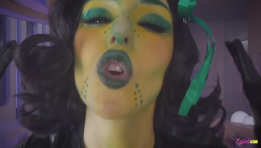 Egilea ASMR - Alien wife kisses you