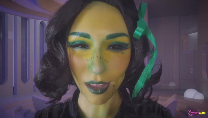 Egilea ASMR - Alien wife kisses you