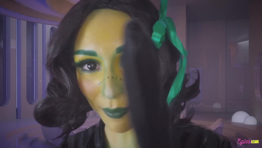 Egilea ASMR - Alien wife kisses you