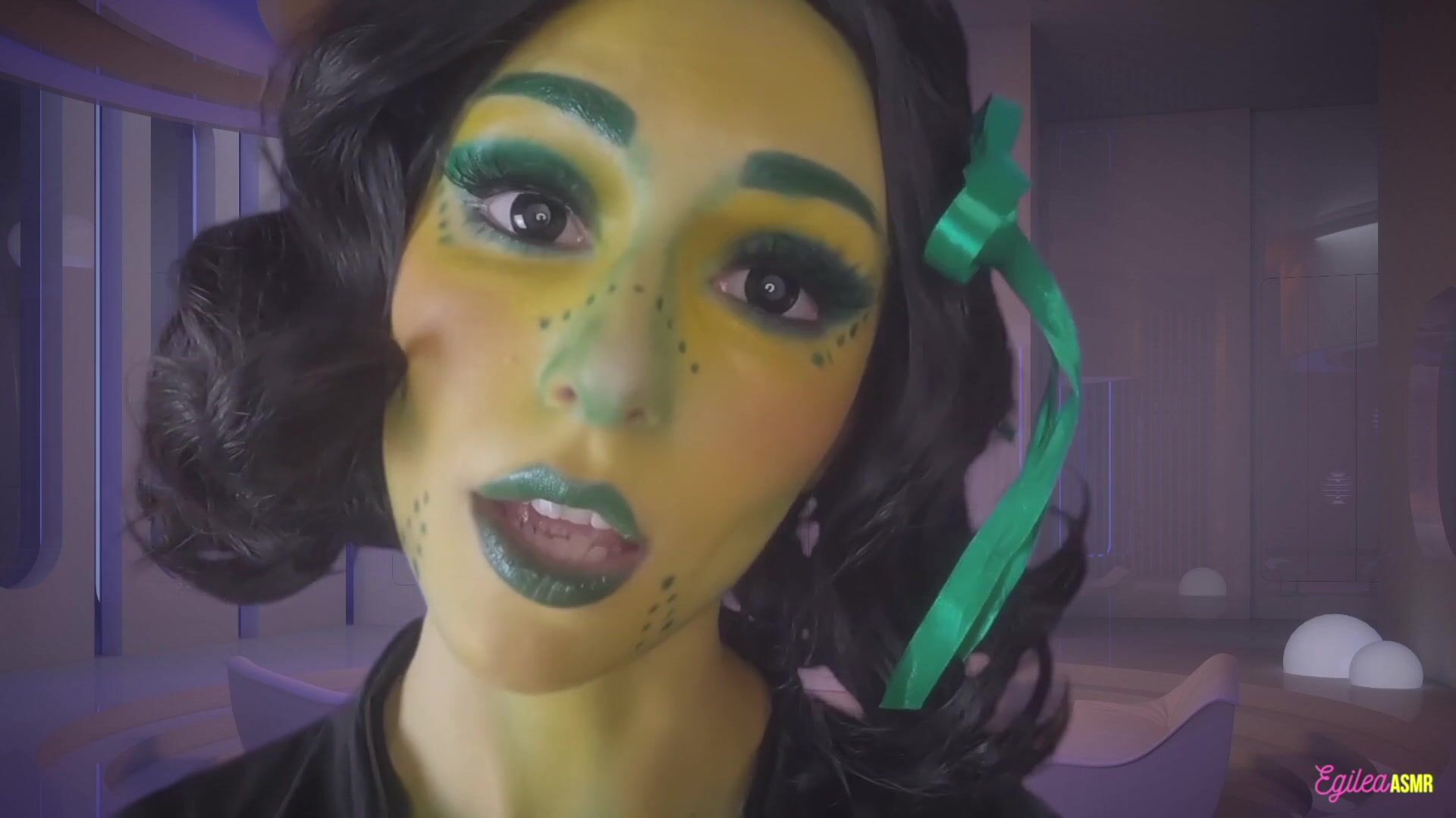 Egilea ASMR - Alien wife kisses you