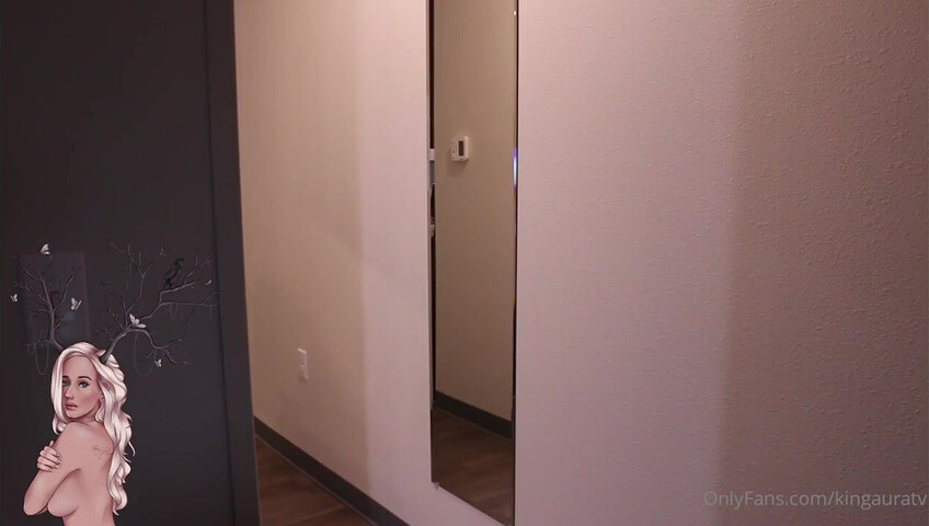 AuroraXoxo – What’s In My Suitcase