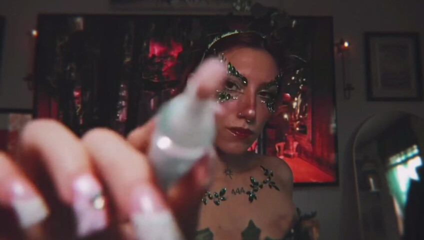 Elle Marz | Poison Ivy wants a kiss