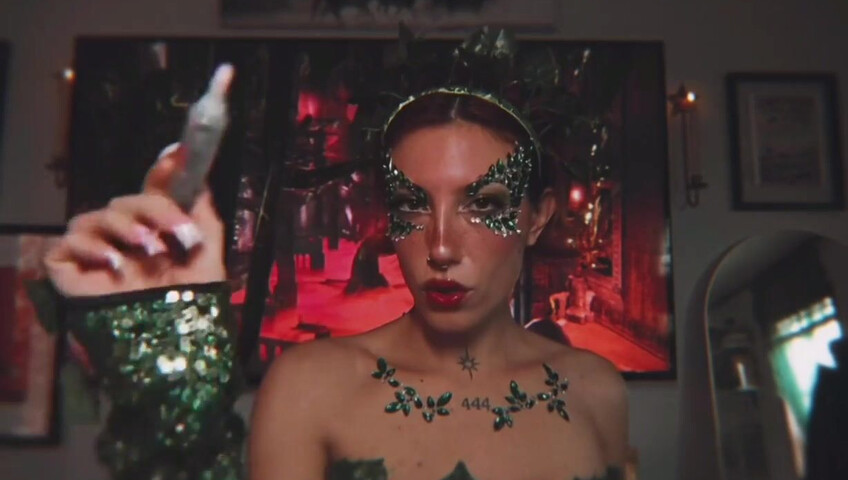 Elle Marz | Poison Ivy wants a kiss