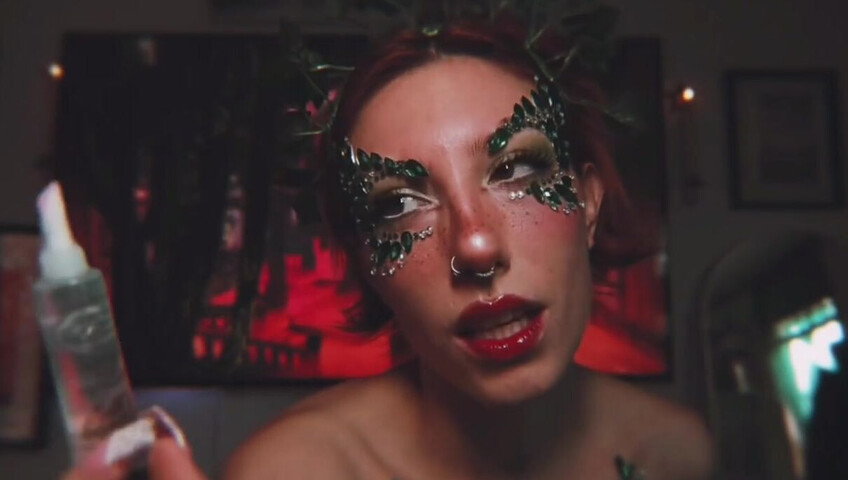 Elle Marz | Poison Ivy wants a kiss