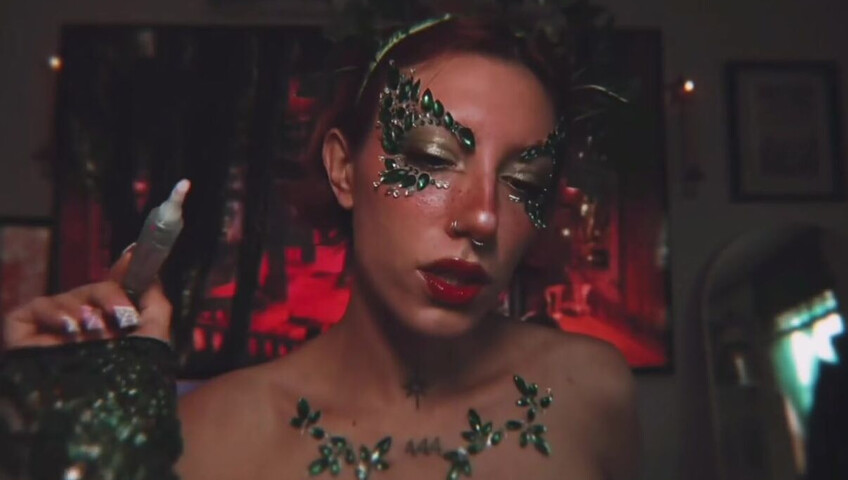 Elle Marz | Poison Ivy wants a kiss