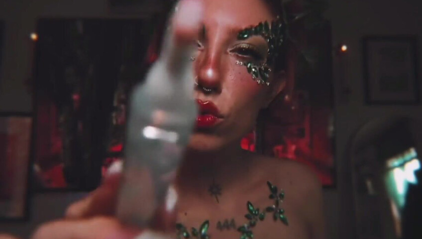 Elle Marz | Poison Ivy wants a kiss