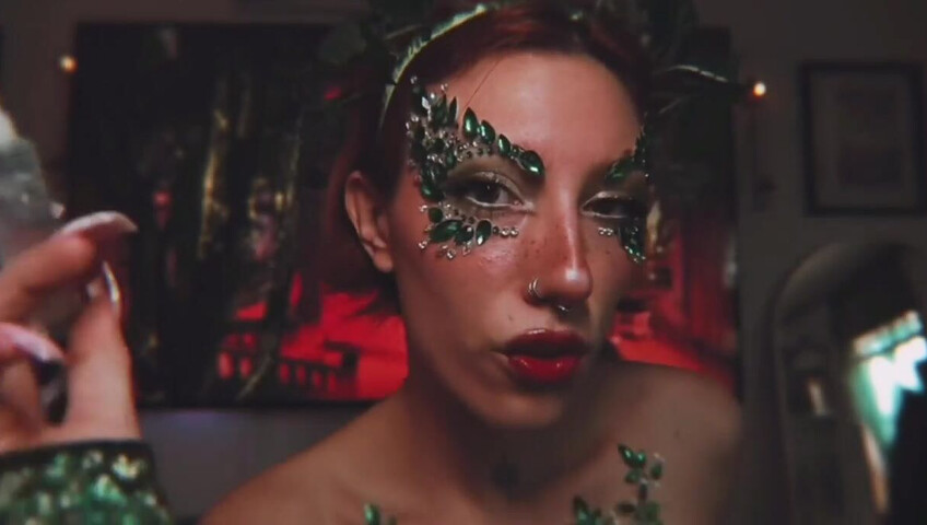 Elle Marz | Poison Ivy wants a kiss